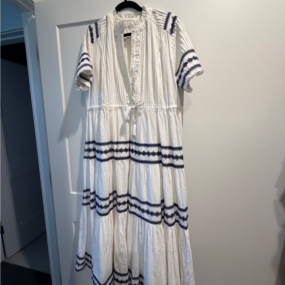 Ivy City Co White and Navy Maxi Dress